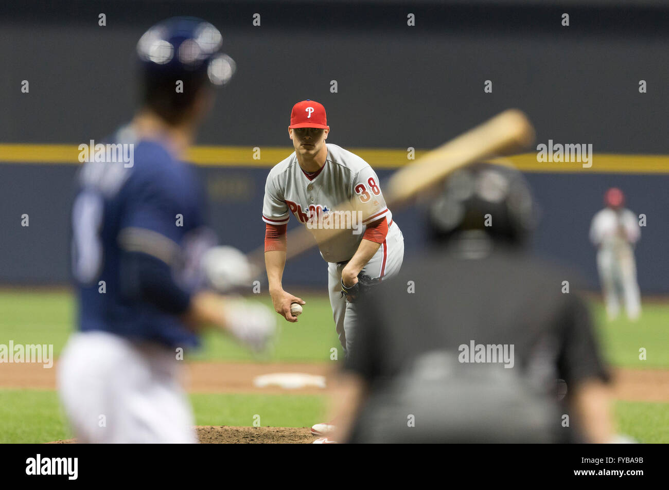 Milwaukee, WI, USA. 23. April 2016. Philadelphia Phillies Relief Pitcher Andrew Bailey #38 sucht das Zeichen in der Major League Baseball Spiel zwischen den Milwaukee Brewers und den Philadelphia Phillies im Miller Park in Milwaukee, Wisconsin. John Fisher/CSM/Alamy Live-Nachrichten Stockfoto