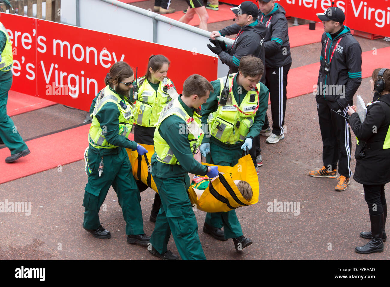 London, UK, 24. April 2016, St John Ambulance Mitarbeiter helfen Läufer auf den Virgin London Marathon 201 Kredit: Keith Larby/Alamy Live News Stockfoto