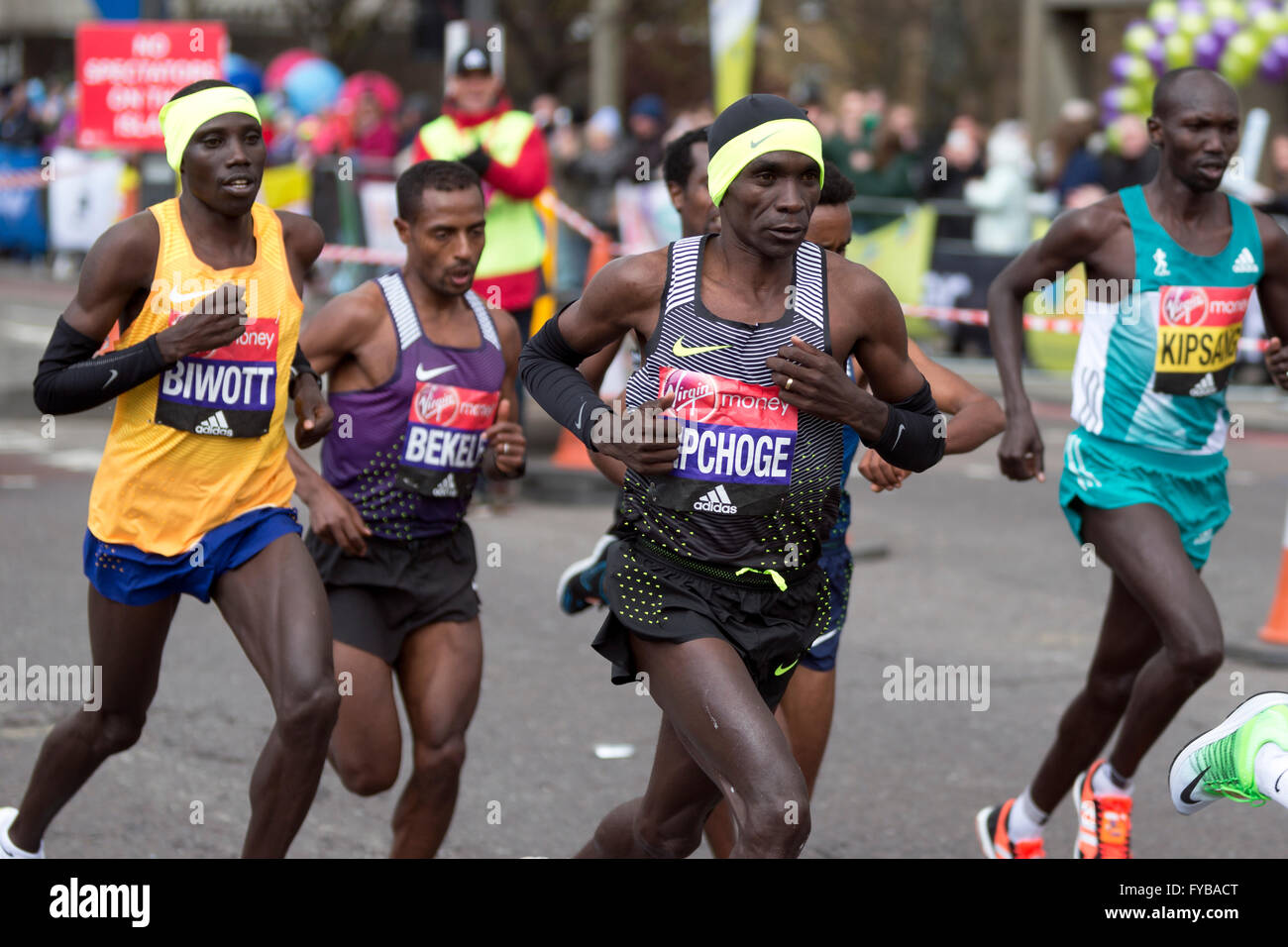 Eliud Kipchoge, Stanley Biwott, Kenenisa Bekele & Wilson Kipsang 13 Meile mark der Jungfrau Geld London Marathon 2016, The Highway, London, UK. Bildnachweis: Simon Balson/Alamy Live-Nachrichten Stockfoto