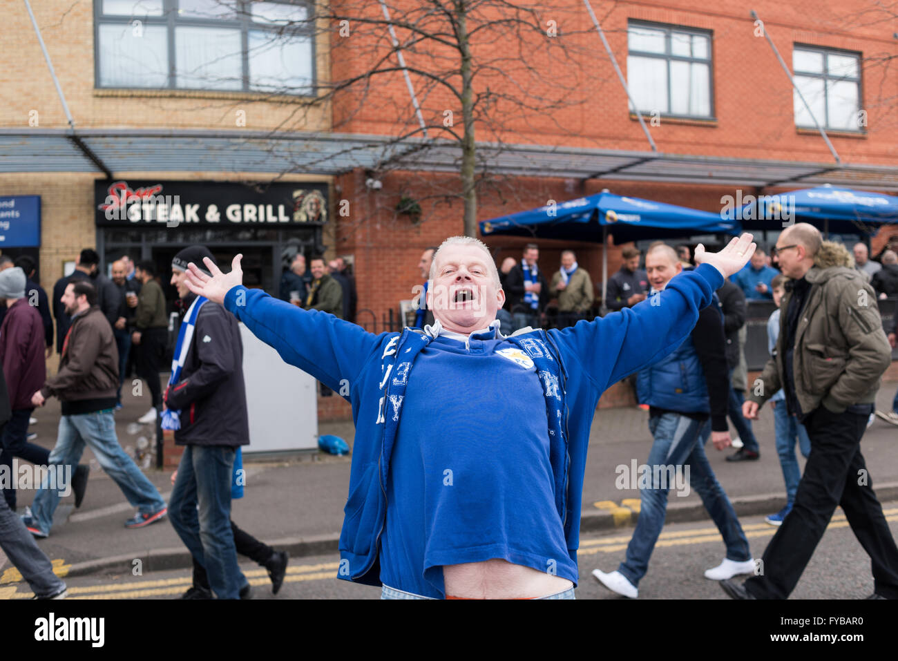 Leicester, UK. 24. April, feiern 2016.Leicester Stadt Fans Sieg über Swansea City mit einem 4: 0-Sieg. Fans können vor und nach das Spiel waren in guter Laune zu jubeln Allround-Leicester im Zentrum Stadt und in den lokalen Bars gehört. Bildnachweis: Ian Francis/Alamy Live-Nachrichten Stockfoto