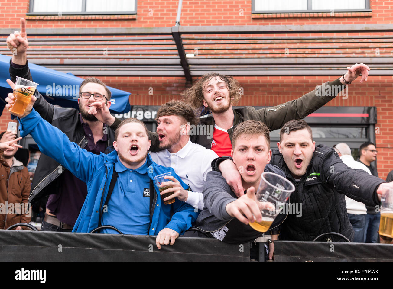 Leicester, UK. 24. April, feiern 2016.Leicester Stadt Fans Sieg über Swansea City mit einem 4: 0-Sieg. Fans können vor und nach das Spiel waren in guter Laune zu jubeln Allround-Leicester im Zentrum Stadt und in den lokalen Bars gehört. Bildnachweis: Ian Francis/Alamy Live-Nachrichten Stockfoto