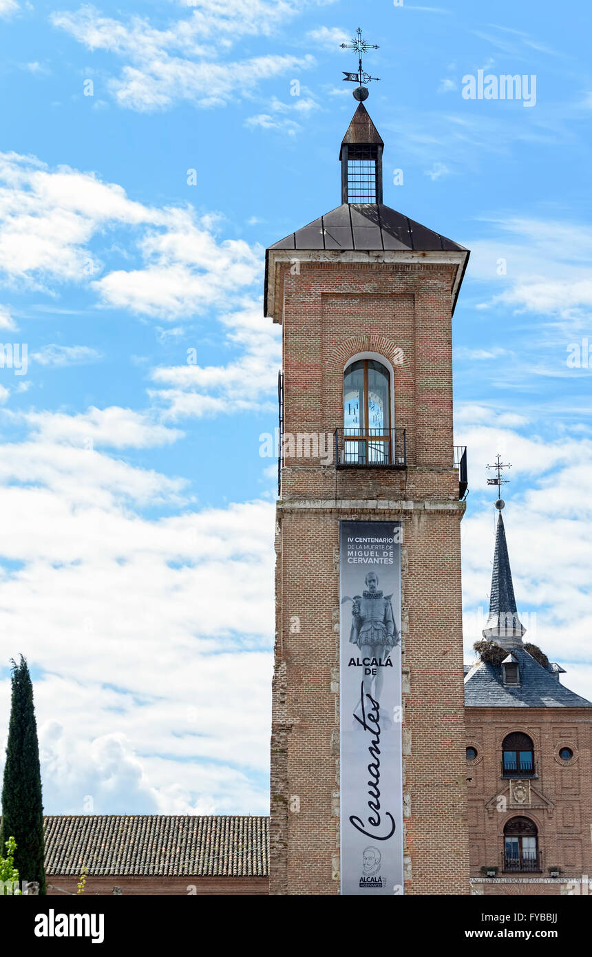 Alcala De Henares, Spanien. 23. April 2016. 4. hundertsten Jahrestag des Todes von Miguel de Cervantes. Detail des Plakats über einen Kirchturm im Cervantes Square in Alcalá De Henares, am 23. April 2016. Heute sind viele kulturelle Aktivitäten rund um den Schriftsteller - Don Quijote De La Mancha - in seiner Heimatstadt gefeiert. © Russet Apfel/Alamy Live News Stockfoto