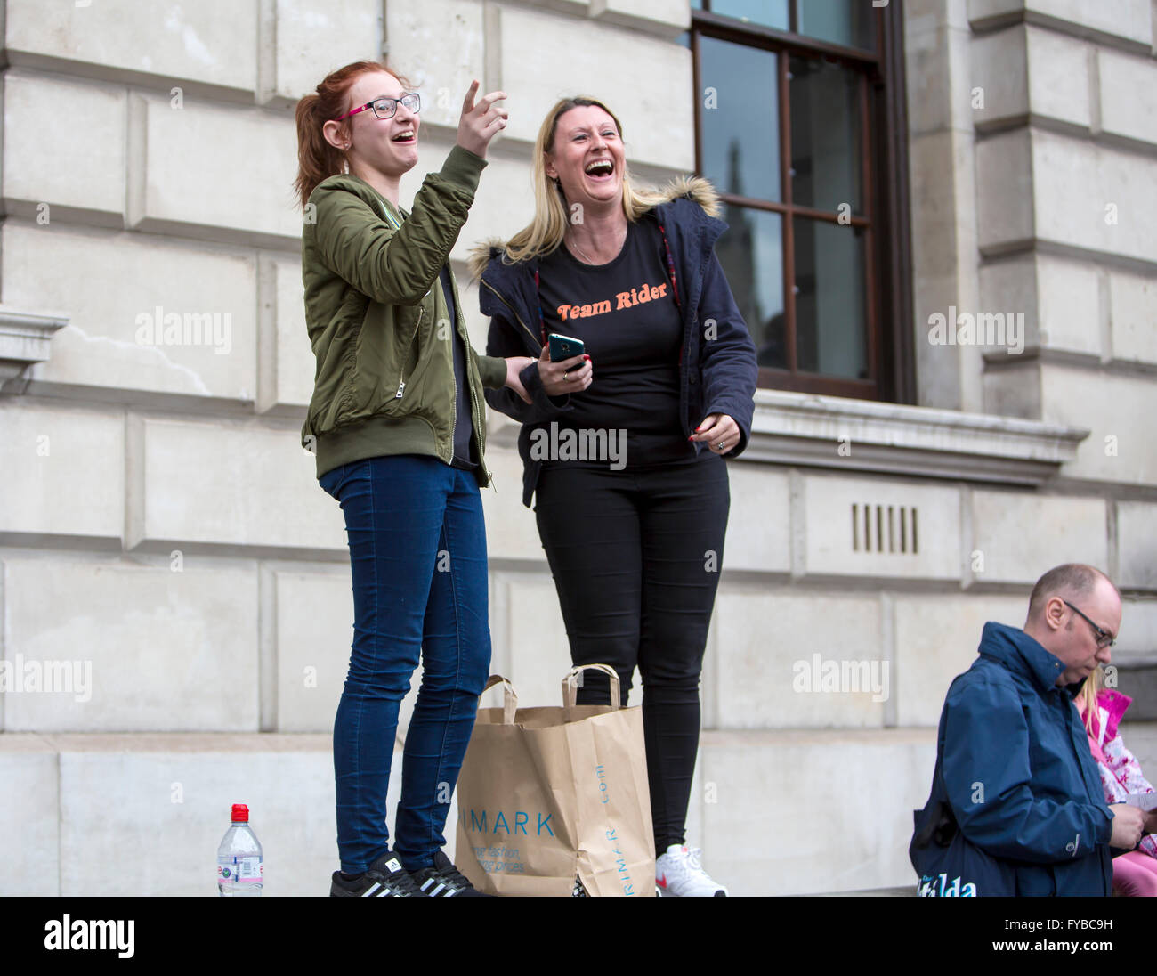 London, UK. 24. April 2016. Die nicht kompetitiver Konkurrenz laufen Marathon zugunsten einer Wohltätigkeitsorganisation ihrer Wahl. Freunde und Familien der Läufer kommen als unterstützende Zuschauer an der Seitenlinie. Der Lauf hat eine Party-Atmosphäre. Viel moderne Technik war amüsant als Beweismittel in der zweiten Hälfte des Rennens. Bildnachweis: Jane Campbell/Alamy Live-Nachrichten Stockfoto