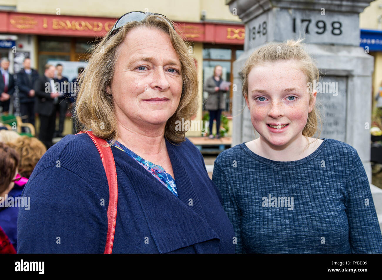 Skibbereen, Irland. 24. April 2016. Máire Keating und Áine Keating waren bei der Barmherzigkeit Heights School Proklamation Tag Veranstaltung zum Gedenken an 100 Jahre seit dem Beginn des Aufstands in Dublin. Bildnachweis: Andy Gibson/Alamy Live-Nachrichten Stockfoto