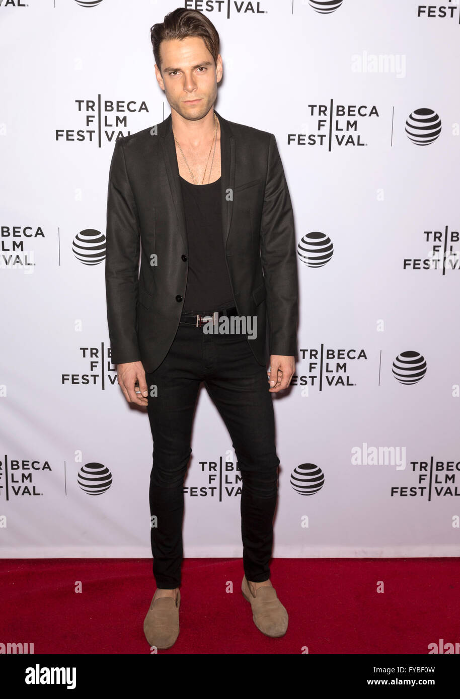 New York City, USA. 24. April 2016. Peter Nesi besucht die fast Paris Premiere während der 2016 Tribeca Film Festival in Chelsea Fliege Kinos Credit: Ovidiu Hrubaru/Alamy Live News Stockfoto