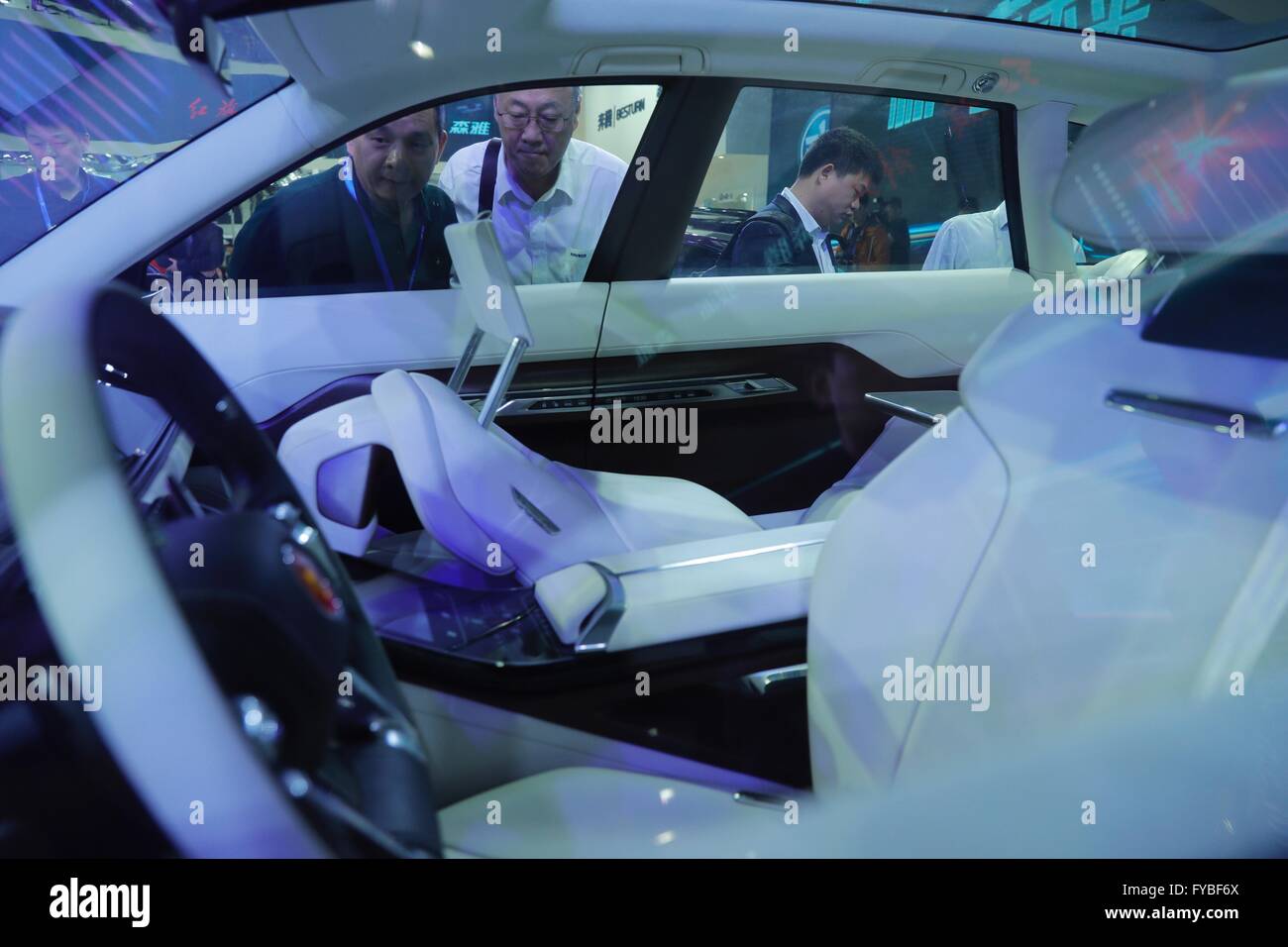 Peking, China. 25. April 2016. Besucher sehen innere S-Konzept, ein Produkt der ersten Automobile Workshop (FAW) in Beijing International Automotive Exhibition in Peking, Hauptstadt von China, 25. April 2016. Die Ausstellung zog mehr als 1.600 Aussteller aus 14 Ländern und Regionen. Bildnachweis: Chen Jianli/Xinhua/Alamy Live-Nachrichten Stockfoto