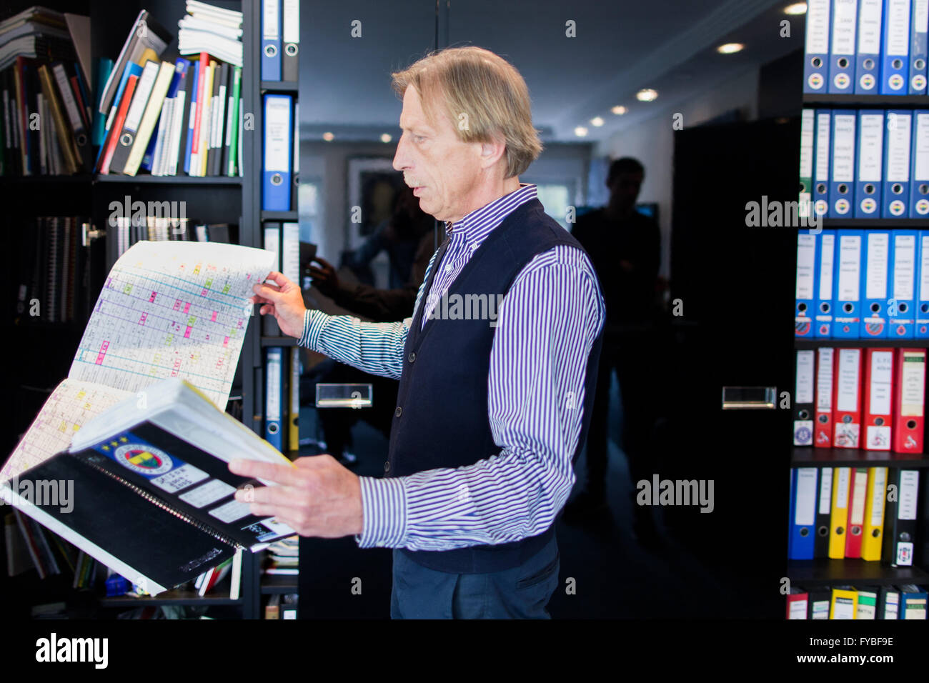 Dpa-exklusiv - Fußball-Trainer Christoph Daum Schadbild durch einen Ordner mit handschriftlichen Dopcuments im Gespräch mit der deutschen Presse-Agentur Dpa in das Büro von seiner Villa in Köln, Deutschland, 19 Aoril 2016. Foto: Rolf Vennenbernd/dpa Stockfoto Dpa-exklusiv - Fußball-Trainer Christoph Daum Schadbild durch einen Ordner mit handschriftlichen Dopcuments im Gespräch mit der deutschen Presse-Agentur Dpa in das Büro von seiner Villa in Köln, Deutschland, 19 Aoril 2016. Foto: Rolf Vennenbernd/dpa Stockfoto