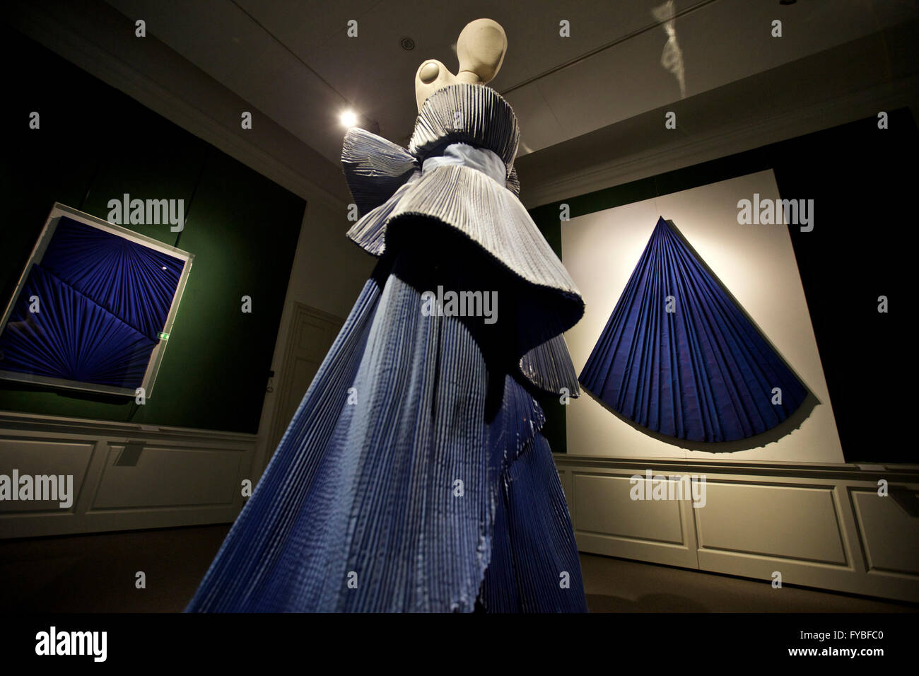 (160425) - Mailand, 25. April 2016 (Xinhua)--Mariani Arbeiten sind in Florenz, Italien, am 14. April 2016 gezeigt. Die Ausstellung umfasst auch eine Auswahl an Mode-Designer Roberto Capucci Skulptur-Kleider, deren Verarbeitungstechniken die geometrischen Formen der Mariani Werke erinnern. Italienische Künstler Umberto Mariani lebt und arbeitet in einem Loft in einer ehemaligen Fabrik in Mailand. Mariani, wer am Ende dieses Jahres 80 Jahre alt wird, ist bekannt für seine mehrdimensionalen Falten der Stoff aus Lead-Sheets geschnitzt. In den 1960er Jahren nahm Mariani seine ersten Projekte dabei monumentale Erzählwerk für t Stockfoto