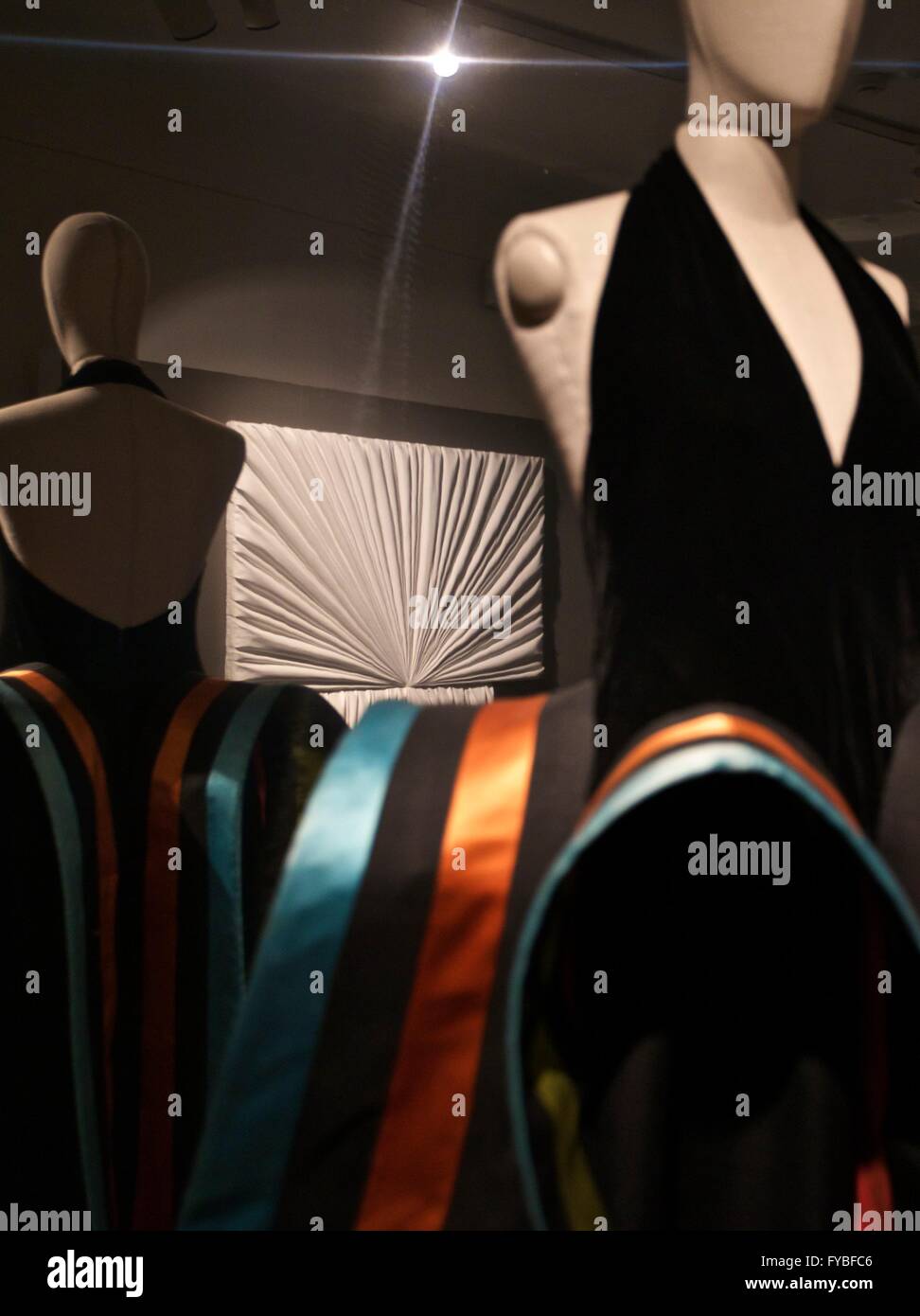 (160425) - Mailand, 25. April 2016 (Xinhua)--Mariani Arbeiten sind in Florenz, Italien, am 14. April 2016 gezeigt. Die Ausstellung umfasst auch eine Auswahl an Mode-Designer Roberto Capucci Skulptur-Kleider, deren Verarbeitungstechniken die geometrischen Formen der Mariani Werke erinnern. Italienische Künstler Umberto Mariani lebt und arbeitet in einem Loft in einer ehemaligen Fabrik in Mailand. Mariani, wer am Ende dieses Jahres 80 Jahre alt wird, ist bekannt für seine mehrdimensionalen Falten der Stoff aus Lead-Sheets geschnitzt. In den 1960er Jahren nahm Mariani seine ersten Projekte dabei monumentale Erzählwerk für t Stockfoto