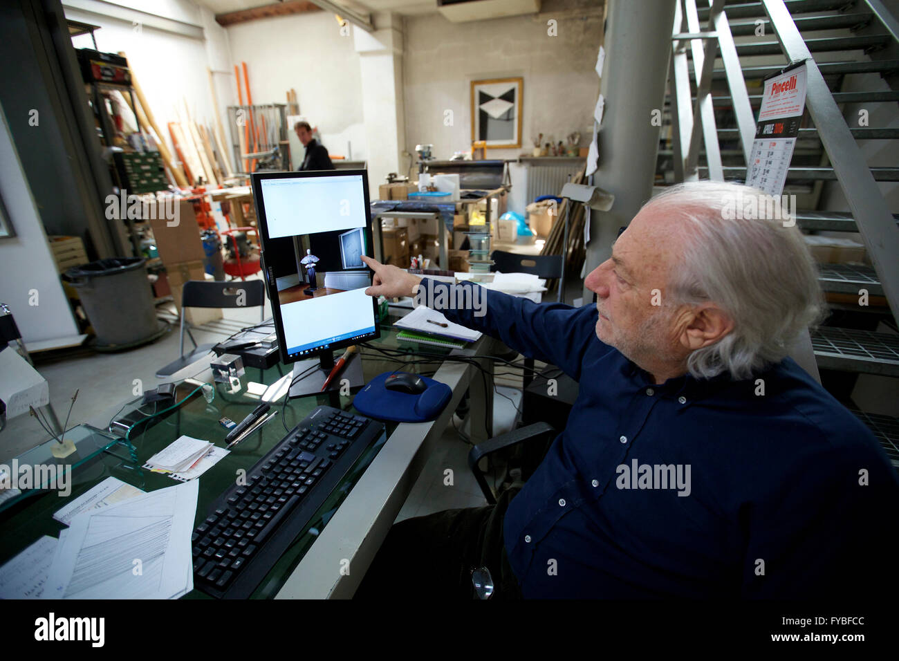(160425) - Mailand, 25. April 2016 (Xinhua)--Mariani präsentiert seine laufende Ausstellung in Florenz, darunter auch eine Auswahl an Mode-Designer Roberto Capucci Skulptur-Kleider in Mailand, Italien, am 13. April 2016. Capucci Verarbeitungstechniken erinnern die geometrischen Formen der Mariani Kunstwerke. Italienische Künstler Umberto Mariani lebt und arbeitet in einem Loft in einer ehemaligen Fabrik in Mailand. Mariani, wer am Ende dieses Jahres 80 Jahre alt wird, ist bekannt für seine mehrdimensionalen Falten der Stoff aus Lead-Sheets geschnitzt. In den 1960er Jahren seine ersten Projekte dabei monumentale Narrativ Mariani abgeholt Stockfoto