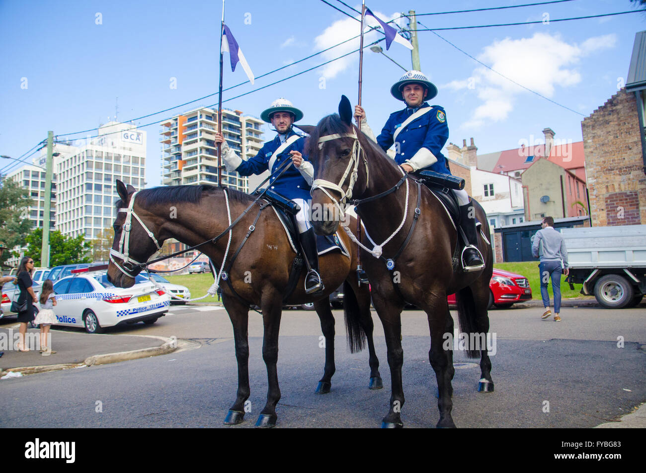 Sydney, Australien. 25. April 2016: Aborigines Soldatinnen und Soldaten wurden am ANZAC Day in Redfern, Sydney geehrt. Der Service begann auf den Block in Redfern mit einem Willkommensgruß an Land dann marschierten seinen Weg in Redfern Park für die Verlegung der Kränze und der Remberance-Zeremonie. Bildnachweis: Mjmediabox Alamy Live News Stockfoto