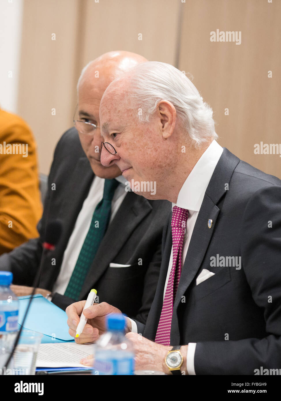 Genf, Schweiz. 25. April 2016. UN-Sondergesandten für Syrien Staffan De Mistura (R) hört an seinen Stellvertreter Ramzy Ezzeldin Ramzy während eines Treffens der Intra-Syrien Friedensgespräche im Palais des Nations in Genf, 25. April 2016. UN-Sondergesandten für Syrien Staffan de Mistura angekündigt am vergangenen Freitag, dass er mit indirekten Gespräche auf allen möglichen Ebenen bis zum 27. April im Rahmen eines Angebots, einen politischen Zweck für den fünf-Jahres-Konflikt so bald wie möglich vermitteln schieben wird. Bildnachweis: POOL/Xu Jinquan/Xinhua/Alamy Live-Nachrichten Stockfoto