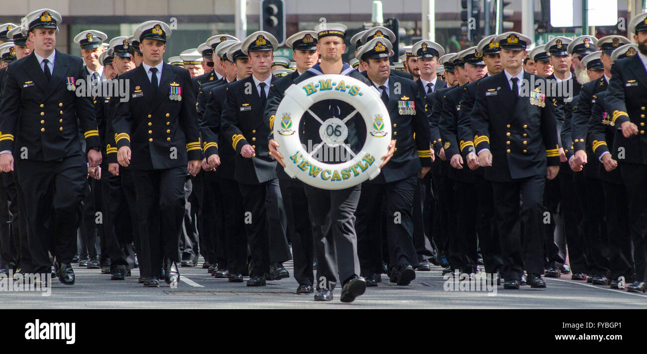 Sydney, Australien. 25. April 2016. Tausende füllen Sydneys CBD in der Nähe von Hyde Park für den ANZAC Tag März. Der März jährlich verlaufenden ehrt diejenigen, die bei der Verteidigung von Australien oder sein Interesse gedient. Der Marsch begann am Schnittpunkt von Martin Place und Elizabeth Street und wurde am Ende des Hyde Park in der Nähe von Liverpool Street. Bildnachweis: Mjmediabox Alamy Live News Stockfoto