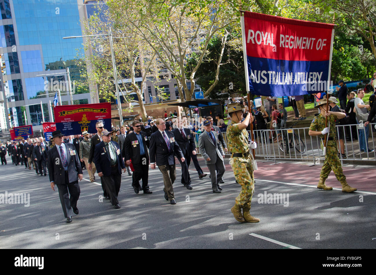 Sydney, Australien. 25. April 2016. Tausende füllen Sydneys CBD in der Nähe von Hyde Park für den ANZAC Tag März. Der März jährlich verlaufenden ehrt diejenigen, die bei der Verteidigung von Australien oder sein Interesse gedient. Der Marsch begann am Schnittpunkt von Martin Place und Elizabeth Street und wurde am Ende des Hyde Park in der Nähe von Liverpool Street. Bildnachweis: Mjmediabox Alamy Live News Stockfoto