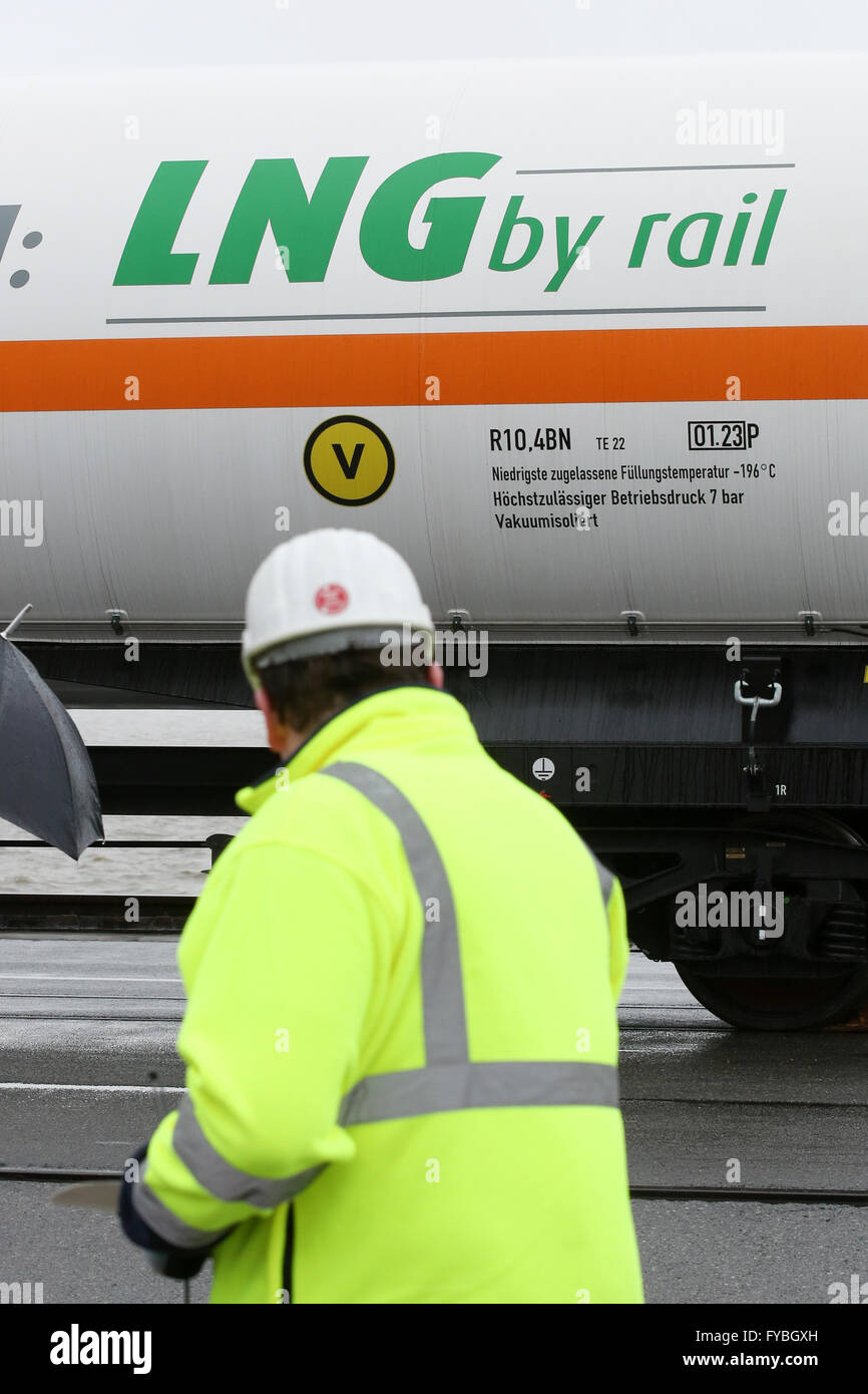 Brunsbüttel, Deutschland. 25. April 2016. Ein Kesselwagen mit geschrieben "für Sie unterwegs: LNG auf der Schiene" vor der Verladung im Hafen Elbehafen Brunsbüttel, Deutschland, 25. April 2016 zu sehen. 25. April 2016 wird das erste Mal sein, das ein Kesselwagen mit verflüssigtem Erdgas (LNG) und der Hafen Elbehafen Brunsbüttel gefüllt ist. Foto: BODO MARKS/Dpa/Alamy Live-Nachrichten Stockfoto