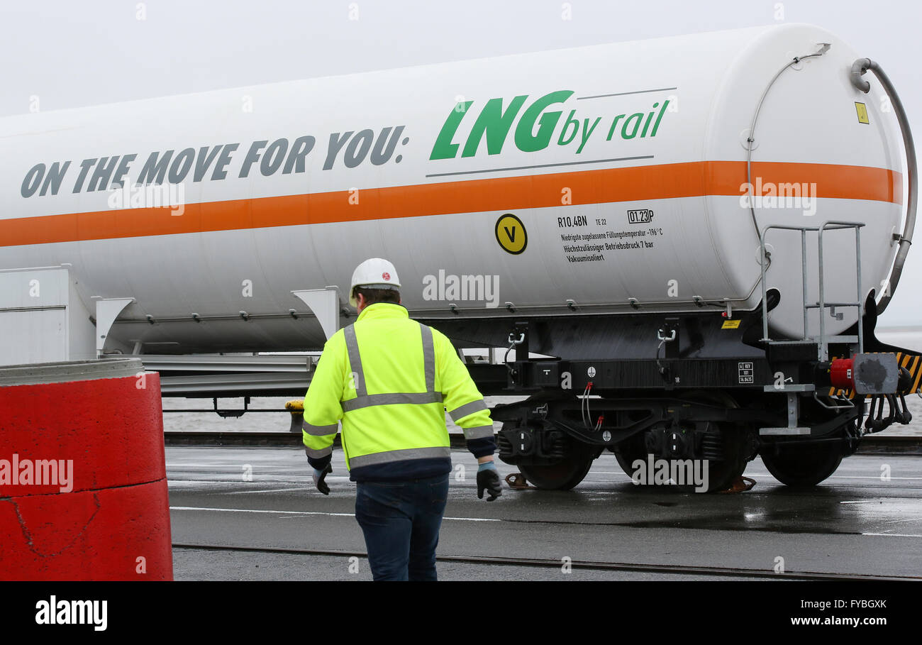 Brunsbüttel, Deutschland. 25. April 2016. Ein Kesselwagen mit geschrieben "für Sie unterwegs: LNG auf der Schiene" vor der Verladung im Hafen Elbehafen Brunsbüttel, Deutschland, 25. April 2016 zu sehen. 25. April 2016 wird das erste Mal sein, das ein Kesselwagen mit verflüssigtem Erdgas (LNG) und der Hafen Elbehafen Brunsbüttel gefüllt ist. Foto: BODO MARKS/Dpa/Alamy Live-Nachrichten Stockfoto