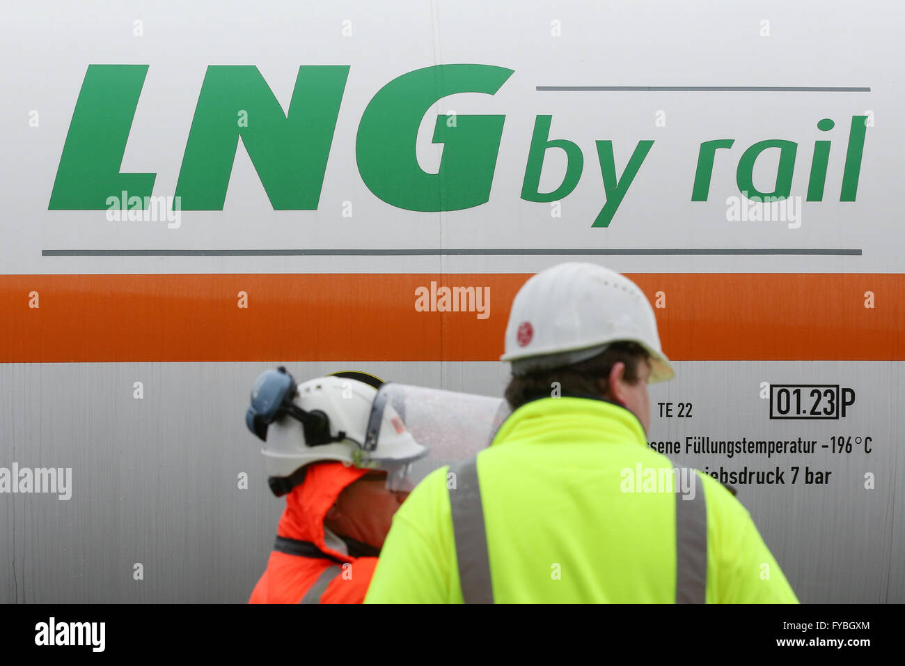 Brunsbüttel, Deutschland. 25. April 2016. Ein Kesselwagen mit geschrieben "für Sie unterwegs: LNG auf der Schiene" vor der Verladung im Hafen Elbehafen Brunsbüttel, Deutschland, 25. April 2016 zu sehen. 25. April 2016 wird das erste Mal sein, das ein Kesselwagen mit verflüssigtem Erdgas (LNG) und der Hafen Elbehafen Brunsbüttel gefüllt ist. Foto: BODO MARKS/Dpa/Alamy Live-Nachrichten Stockfoto