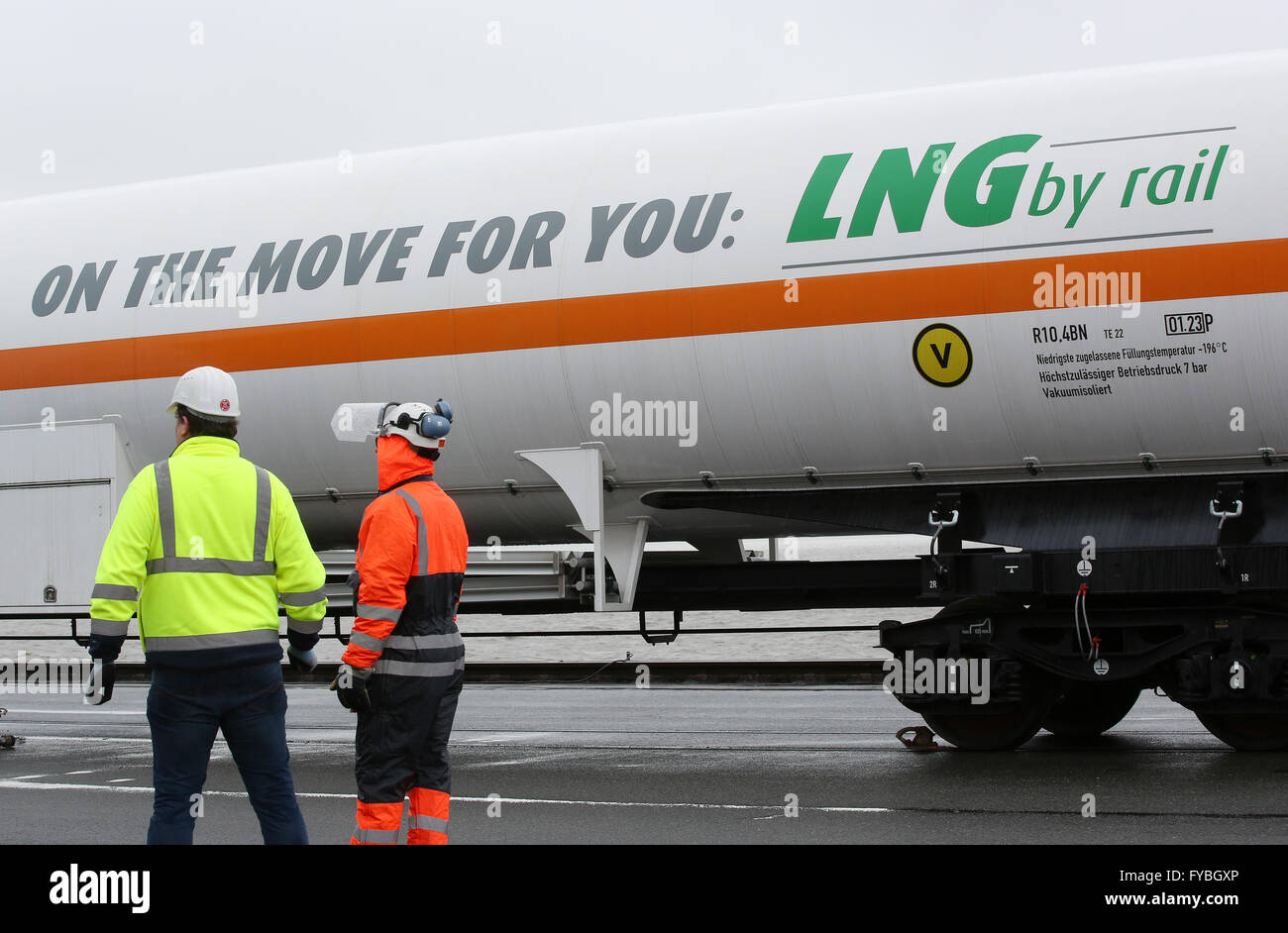 Brunsbüttel, Deutschland. 25. April 2016. Ein Kesselwagen mit geschrieben "für Sie unterwegs: LNG auf der Schiene" vor der Verladung im Hafen Elbehafen Brunsbüttel, Deutschland, 25. April 2016 zu sehen. 25. April 2016 wird das erste Mal sein, das ein Kesselwagen mit verflüssigtem Erdgas (LNG) und der Hafen Elbehafen Brunsbüttel gefüllt ist. Foto: BODO MARKS/Dpa/Alamy Live-Nachrichten Stockfoto