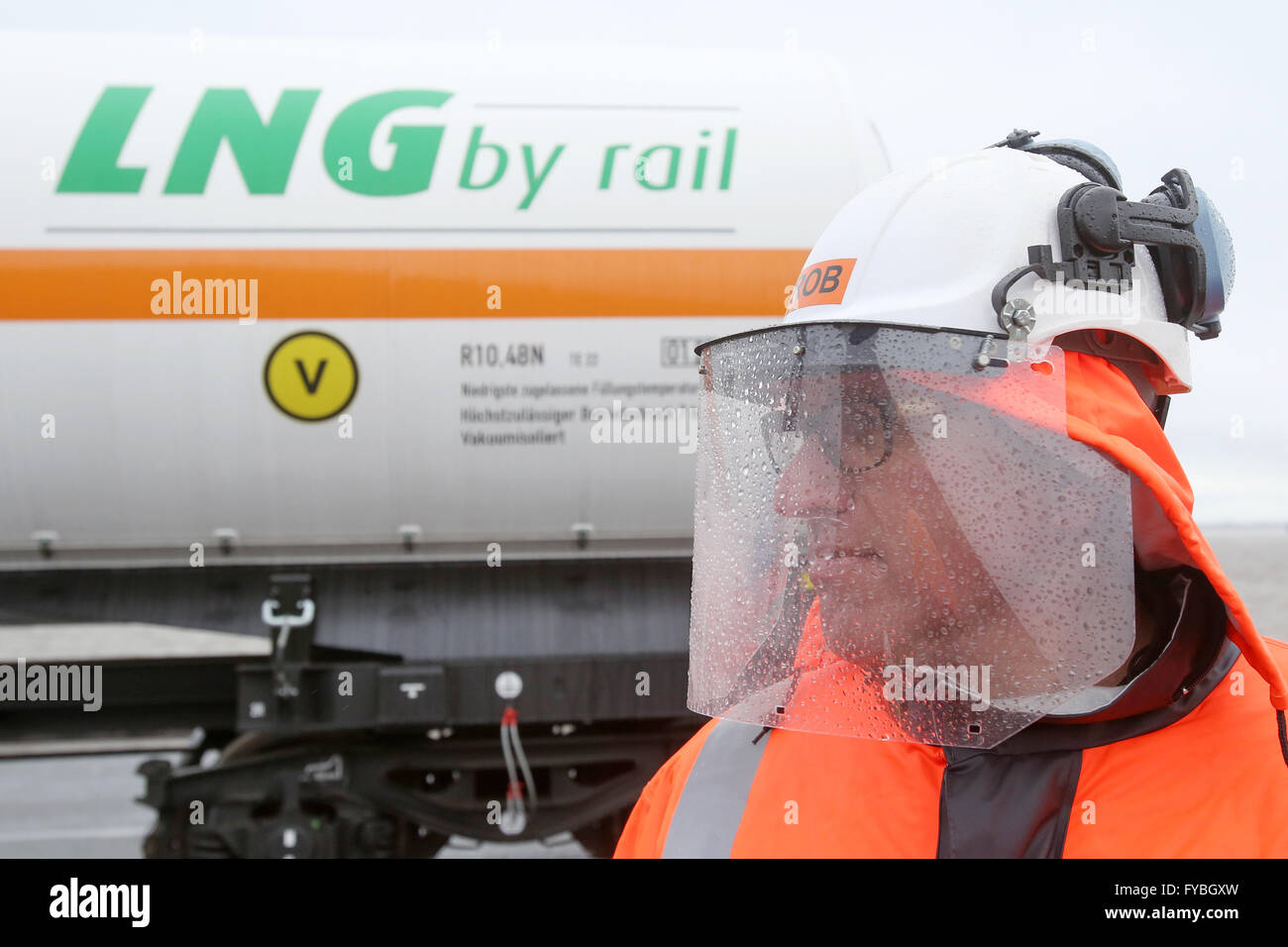 Brunsbüttel, Deutschland. 25. April 2016. Rob Kortlever aus den Niederlande (Fernfahrer und Operator) steht vor seiner Kesselwagen vor Verladung im Hafen Elbehafen Brunsbüttel, Deutschland, 25. April 2016 mit "LNG auf der Schiene" geschrieben. 25. April 2016 wird das erste Mal sein, das ein Kesselwagen mit verflüssigtem Erdgas (LNG) und der Hafen Elbehafen Brunsbüttel gefüllt ist. Foto: BODO MARKS/Dpa/Alamy Live-Nachrichten Stockfoto
