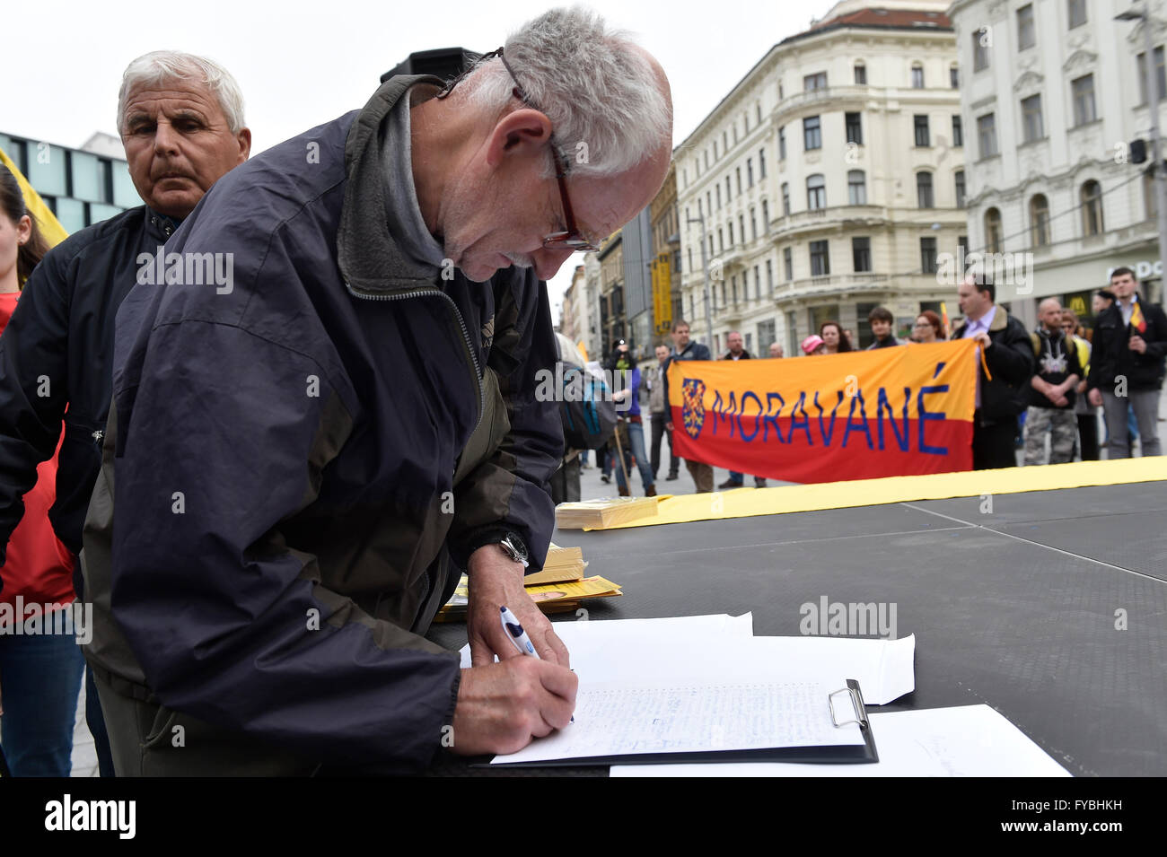 Brno, Tschechische Republik. 23. April 2016. Demonstration gegen den Plan, die Namen Tschechien oder Böhmen Tschechien in Brno, Tschechische Republik, 23. April 2016 verwendet. © Vaclav Salek/CTK Foto/Alamy Live-Nachrichten Stockfoto