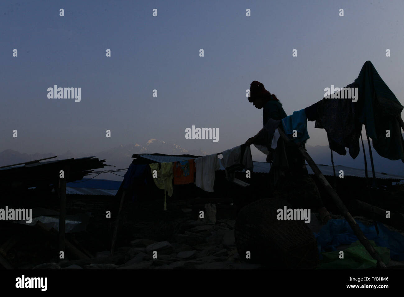 Gorkha, Nepal. 25. April 2016. Nepalesische Frauen rumhängt Kleidung in Barpak der Gorkha Bezirk, Nepal, 25. April 2016. Barpak war das Epizentrum des verheerenden Erdbebens, das am 25 April letzten Jahres brach. © Pratap Thapa/Xinhua/Alamy Live-Nachrichten Stockfoto