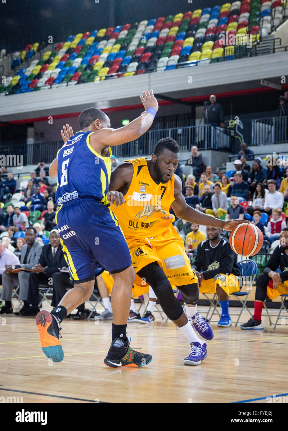 London, UK 24. April 2016. London-Lions Vs Sheffield Haie in der Kupfer-Box-Arena im Olympiapark, Sheffield Haie gewinnen 78 / 75. aber Sheffield Haie gewinnen Viertelfinale insgesamt. Lions Kapitän Joe Ikhinmwin mit dem Ball. Copyright Carol Moir/Alamy Live-Nachrichten. Stockfoto