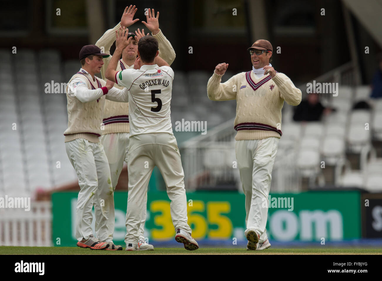 London, UK. 25. April 2016. Somerset Spielern gratulieren Tim Groenewald, nachdem er das Wicket Ben Foakes, finishing mit 5-92, Bowling für Somerset am Tag bekommt, die zwei der "Spec-Savers" County Championship Division One gegen Surrey im Oval Match. David Rowe/Alamy Live News. Stockfoto