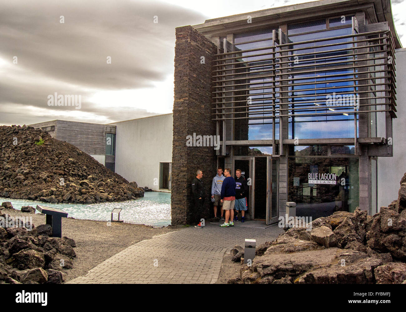 Reykjanes Halbinsel, Süd-West Island, Island. 5. August 2015. Eine Gruppe von Besuchern am Eingang zur berühmten blauen Lagune geothermische Spa befindet sich in einem Lavafeld in GrindavÃk auf der Halbinsel Reykjanes, südwestlichen Island. Ein beliebtes Touristenziel ist es eines der meist besuchten Attraktionen in Island, wo Tourismus ein wachsender Sektor der Wirtschaft geworden. © Arnold Drapkin/ZUMA Draht/Alamy Live-Nachrichten Stockfoto
