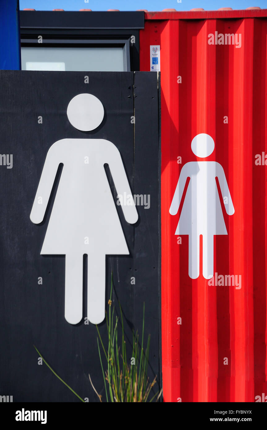 Zeichen zu weiblichen Toiletten am Eingang Re: START Container Mall, Cashel Street, Christchurch, Canterbury Region, Neuseeland Stockfoto