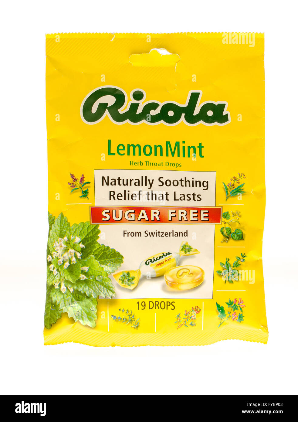Winneconne, Wisconsin - 25. November 2015: Tasche von Ricola Kräuter Kehle Tropfen Zitrone Minze Geschmack. Stockfoto Winneconne, Wisconsin - 25. November 2015: Tasche von Ricola Kräuter Kehle Tropfen Zitrone Minze Geschmack. Stockfoto