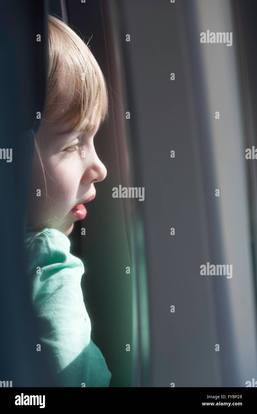 Junges Mädchen Blick aus Fenster Flugzeug bei der Landung Christchurch, Region Canterbury, Südinsel, Neuseeland Stockfoto