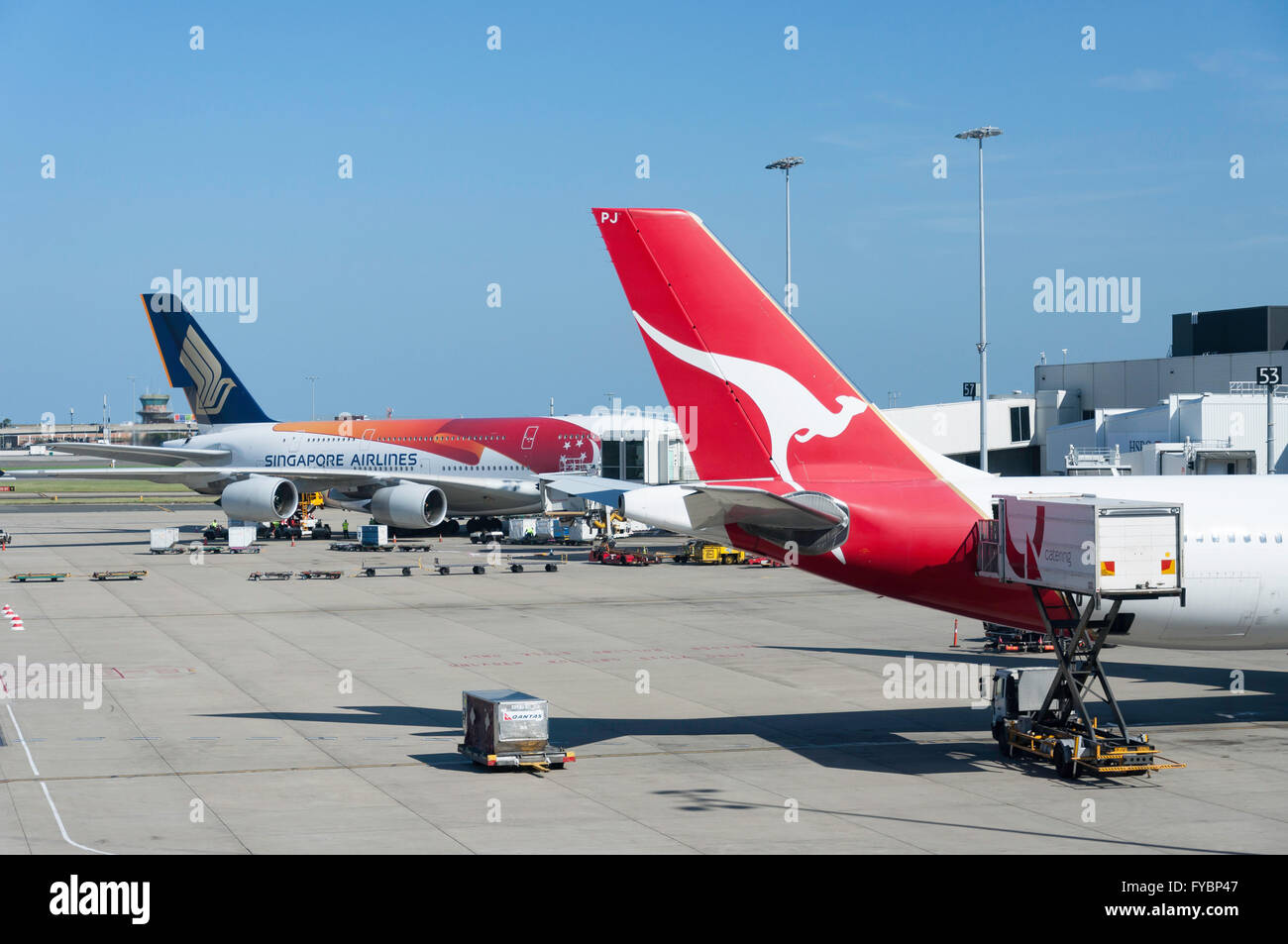 Qantas und Singapore Airlines Flugzeuge am Flughafen Sydney Kingsford Smith, Maskottchen, Sydney, New South Wales, Australien Stockfoto