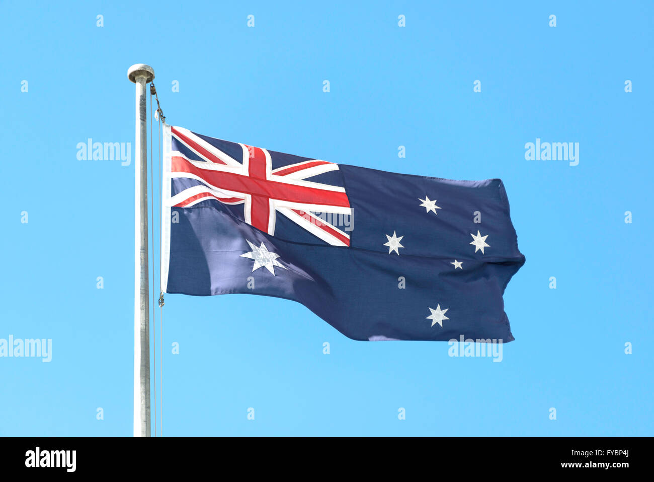 Australische Flagge am Fahnenmast, Sydney Kingsford Smith Airport, Maskottchen, Sydney, New South Wales, Australien Stockfoto