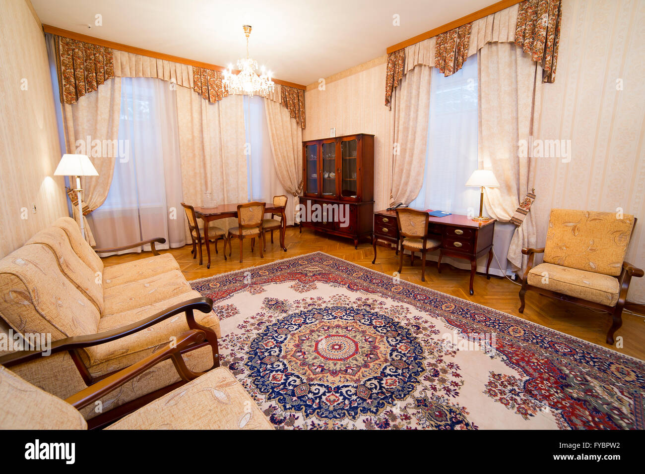 Luxus Wohnung Interieur Im Klassischen Stil Mit Orientalischen Teppich Stockfotografie Alamy