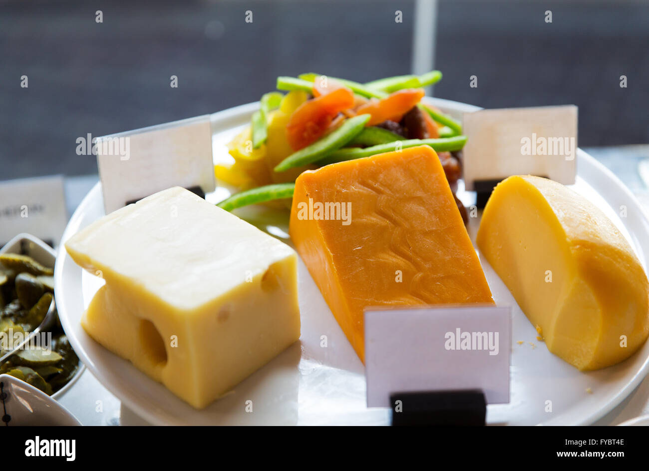 Nahaufnahme von Käse auf Showcase im café Stockfoto