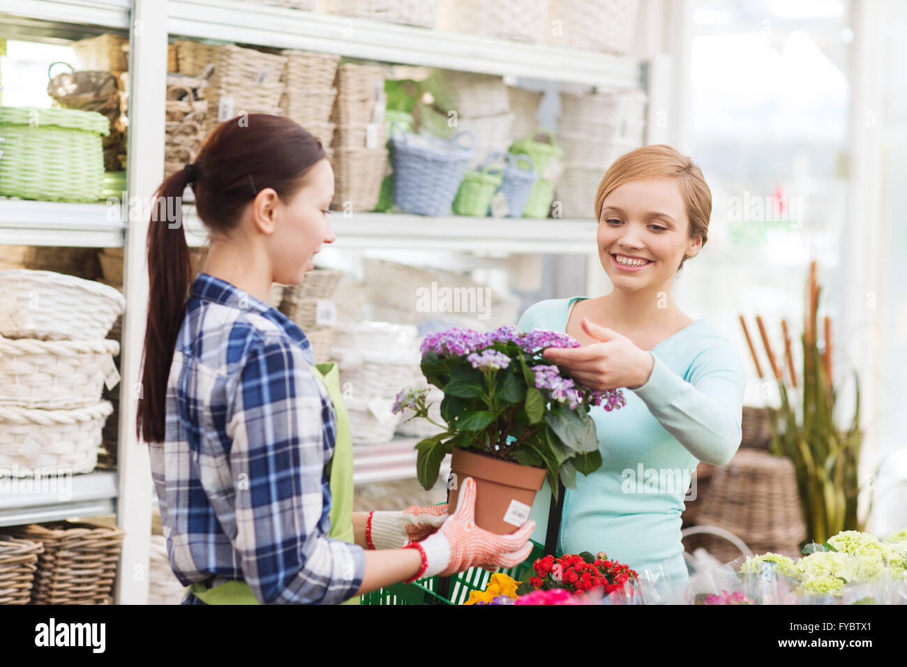 Glückliche Frauen die Wahl der Blumen im Gewächshaus oder shop Stockfoto