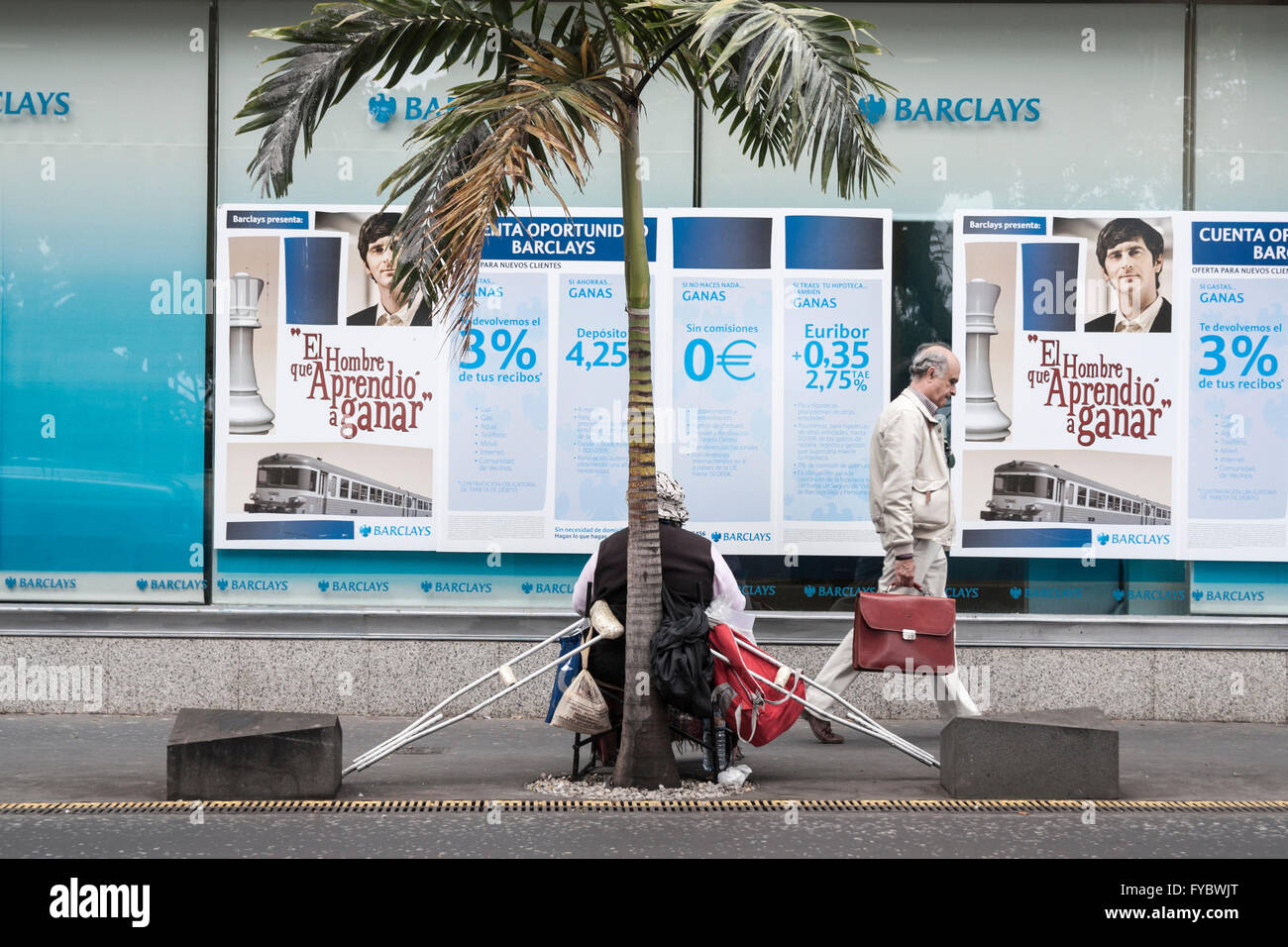 Mann mit Krücken betteln außen Barclays Bank in Spanien Stockfoto