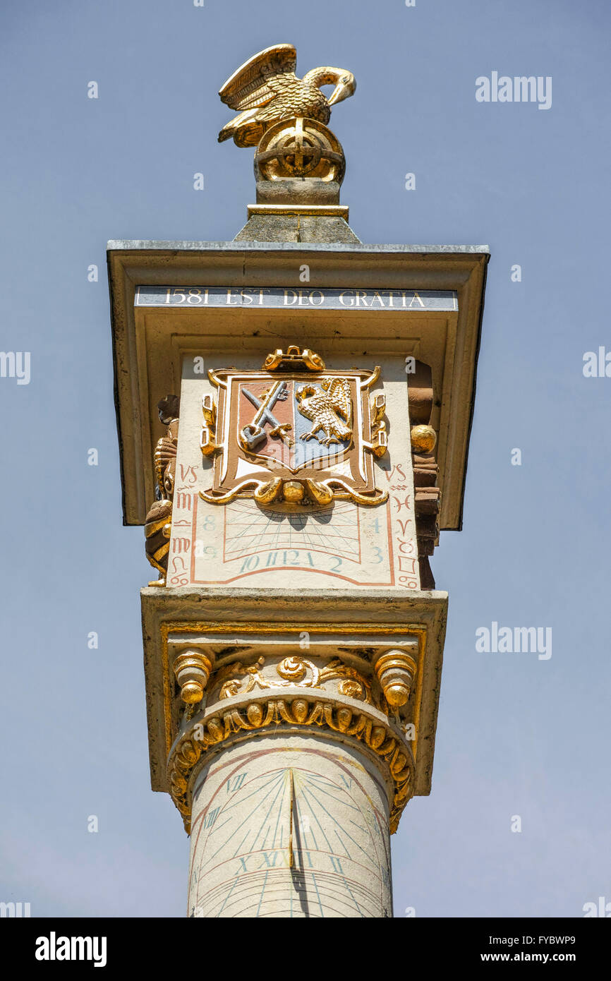 Statue von einem Pelikan (Symbol der Aufopferung und deshalb von Jesus Christus) oben auf der Kalender-Spalte am Corpus Christi College. Stockfoto