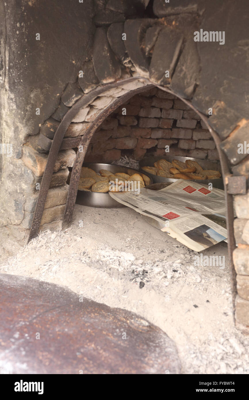 Dakos Brot Zwieback Trocknung in einem alten Holzofen auf Kreta. Die Öfen wurden häufig in alten Dorfhäuser aber sind jetzt wenig genutzt Stockfoto