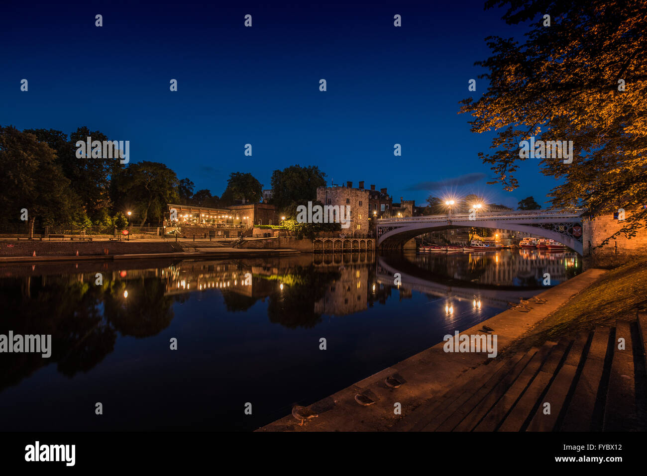 Abend Foto des Flusses Ouse in York mit Lendal Bridge, Lendal Turm und der Star Inn Restaurant City, North Yorkshire, UK. Stockfoto
