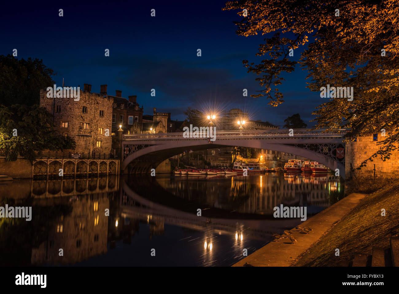 Abend Foto des Flusses Ouse in York mit Lendal Bridge und Lendal Tower, North Yorkshire, UK. Stockfoto