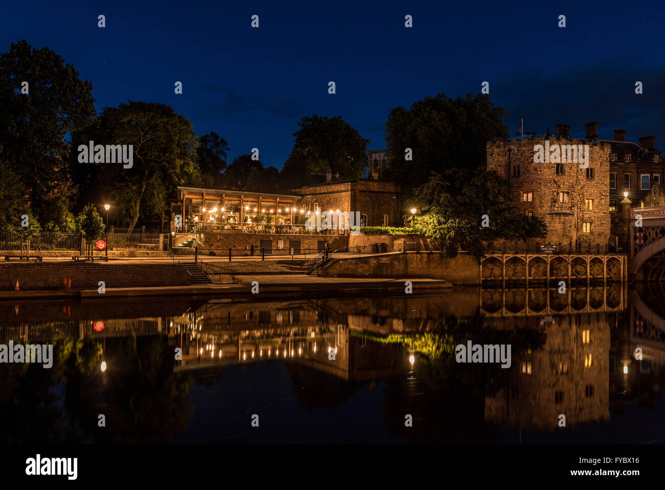 Abend Foto des Flusses Ouse in York mit Lendal Turm und der Star Inn Restaurant City, North Yorkshire, UK. Stockfoto