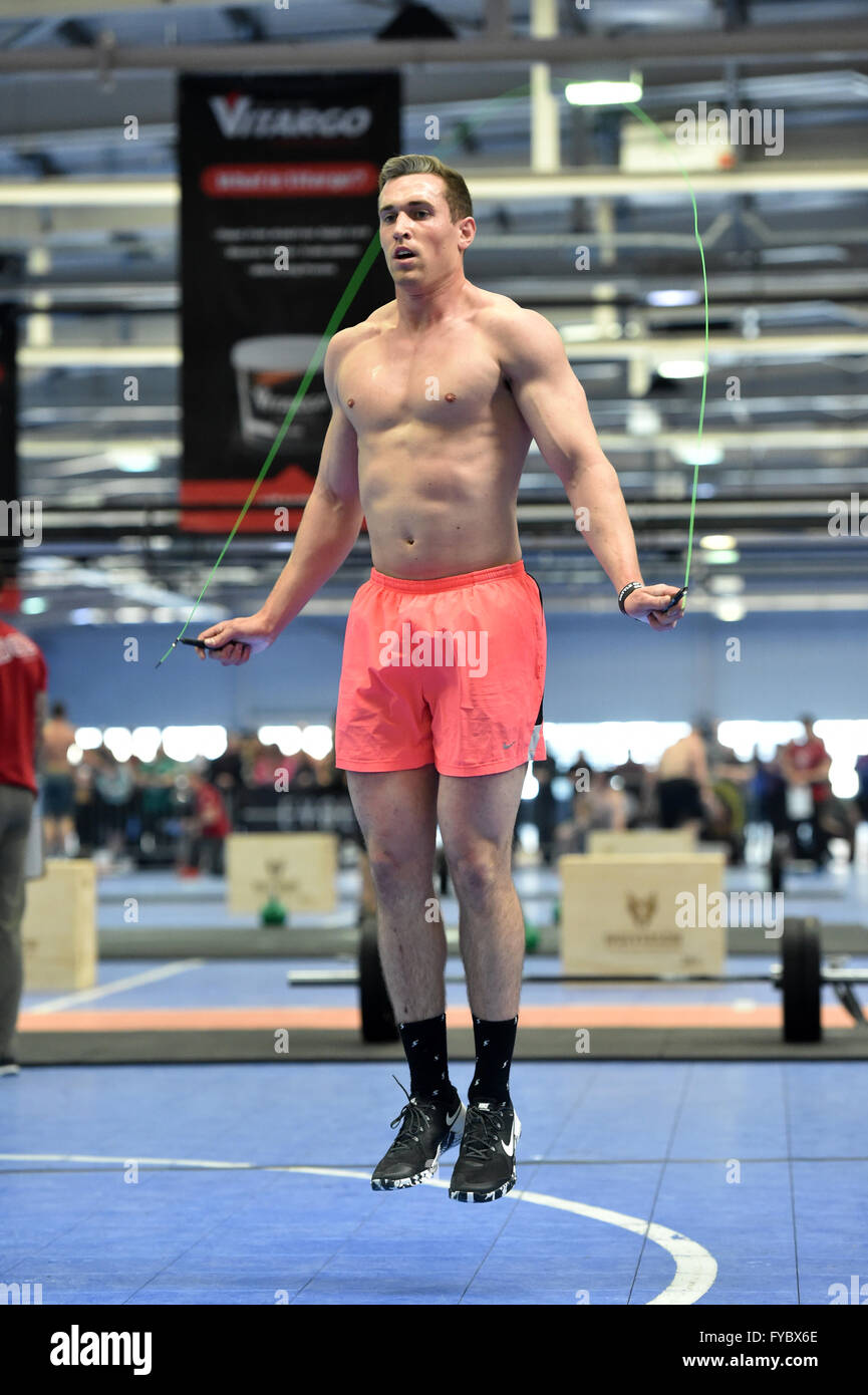 CrossFit Cross Fit männlichen voller Länge in Competiton rosa shorts Muskeln, nackte Brust Gewichte Kugel Wasserkocher springen, überspringen Stockfoto