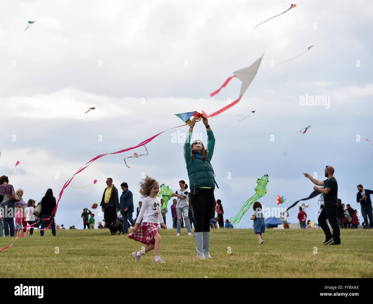 Dunstable Downs Bedfordshire jährliche Drachenfest windigen Tag-Anzeige Stockfoto