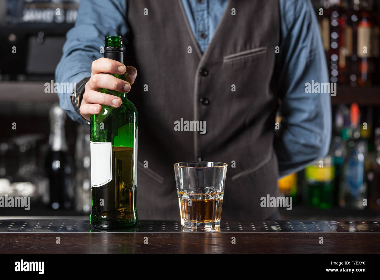 Barkeeper Whiskeyglas mit Alkohol und Flasche-Konzept Bild geben. Stockfoto