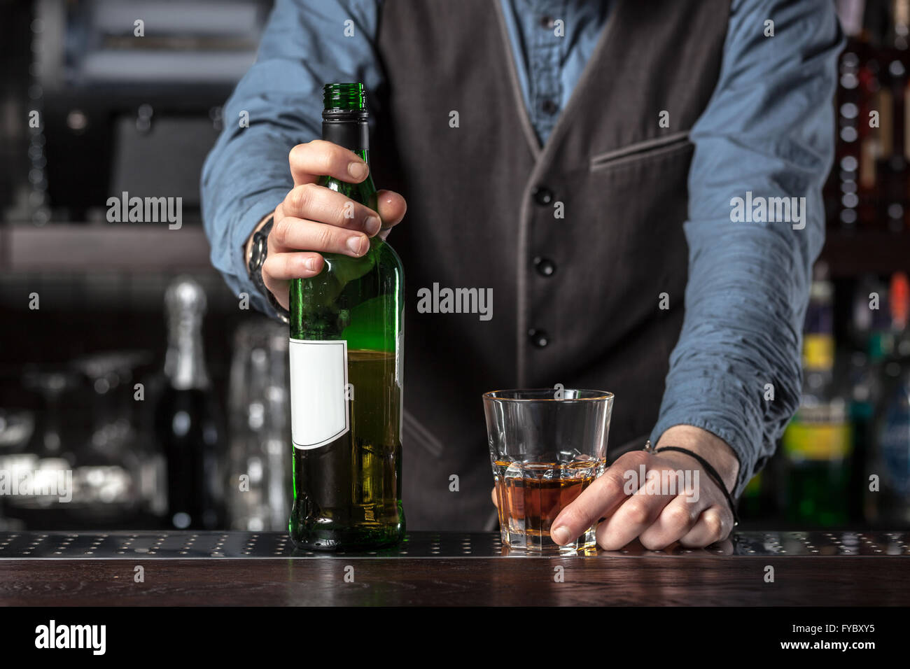Barkeeper Whiskeyglas mit Alkohol und Flasche-Konzept Bild geben. Stockfoto