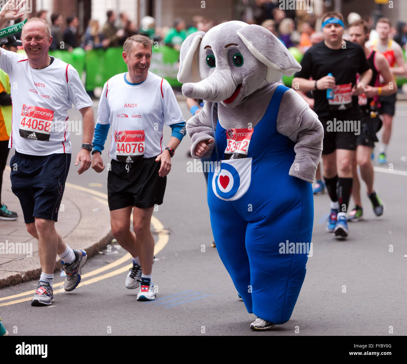 Darrel Keane laufen verkleidet als Ben Elephant, das Maskottchen für die RAF Benevolent Fund in 2016-London-Marathon Stockfoto