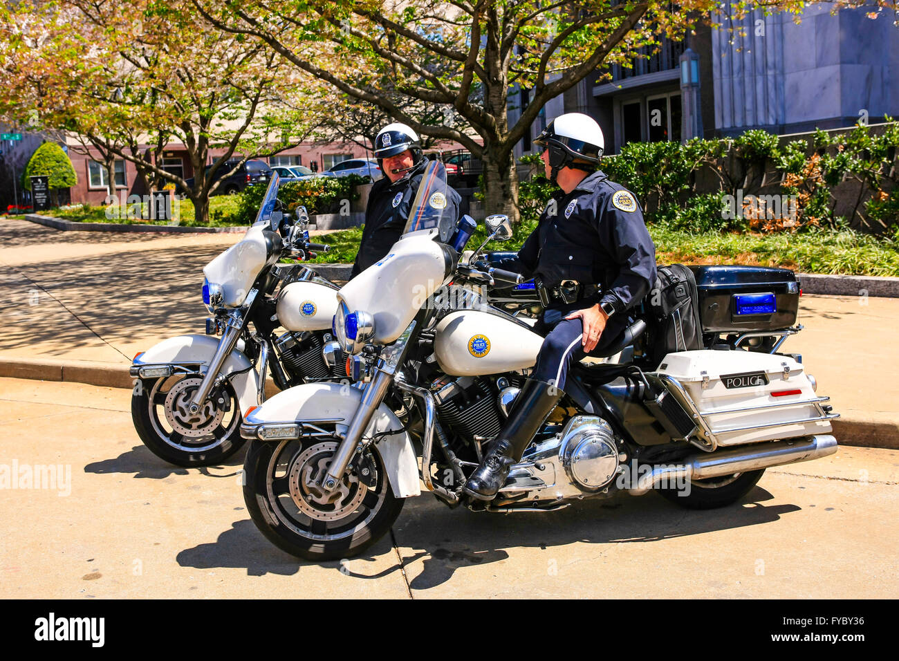 Nashville-Motorrad-Polizisten auf der Suche nach Verletzung Verkehrssünder an der belebten Innenstadt Broadway street Stockfoto