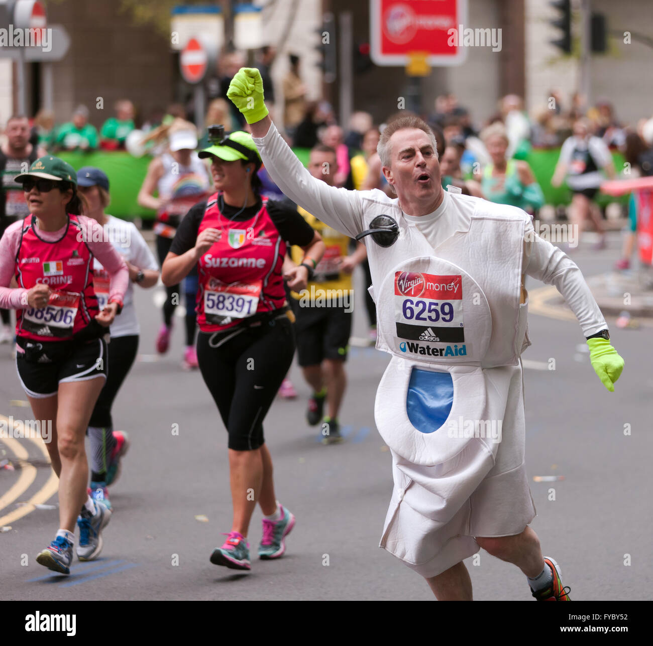 David John Fortune von Pewsey Vale Läufern, gekleidet wie eine Toilette in  2016-London-Marathon, ausgeführt im Auftrag von Water Aid Stockfotografie -  Alamy