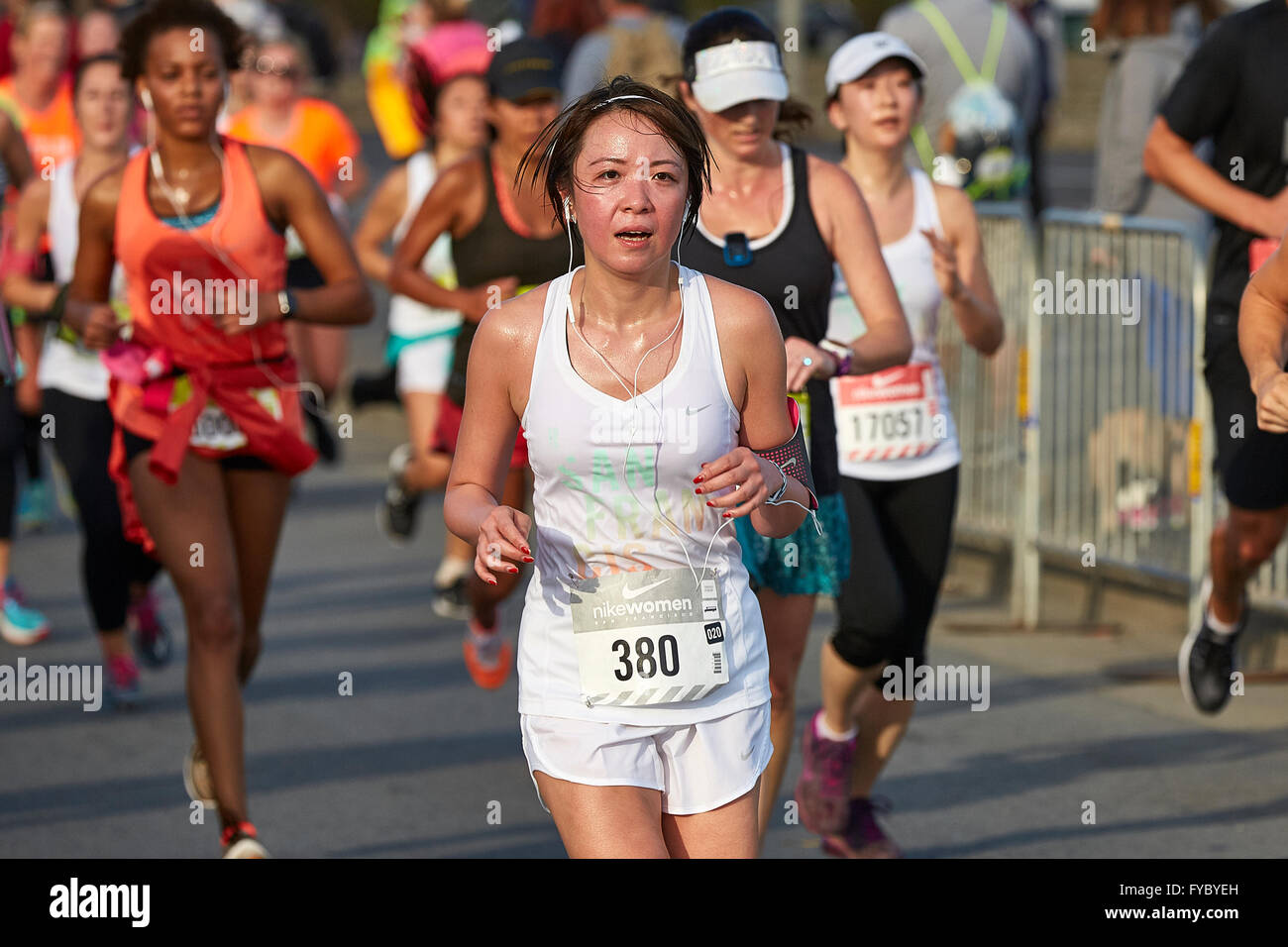 Müde, Sportlerin im Halbmarathon der Nike Woman, San Francisco, 2015 laufen. Stockfoto